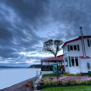 Au Bord Du Fleuve / Near The River Bed & Breakfast Quebec City